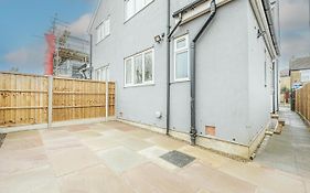 Stylish Homes W/ Fast Transport Links To London